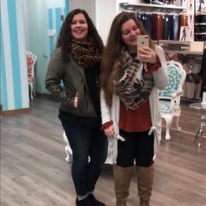 Meet your Poshers, Ash and Lyss!